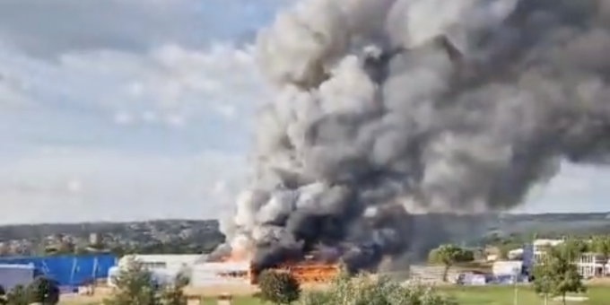 Incendio distrugge struttura vicino ai campi da golf della Ryder Cup