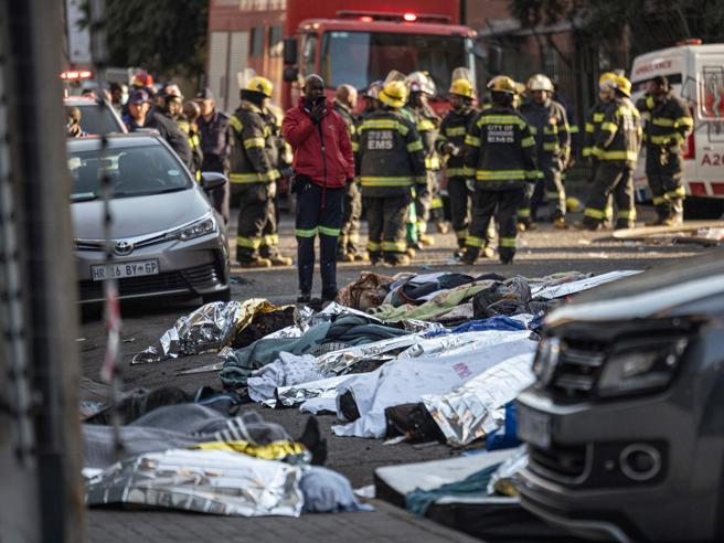 Incendio mortale a Johannesburg: 73 vittime, tra cui sette bambini, e numerosi feriti