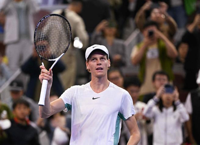 Jannik Sinner trionfa a Pechino e diventa il numero uno del tennis