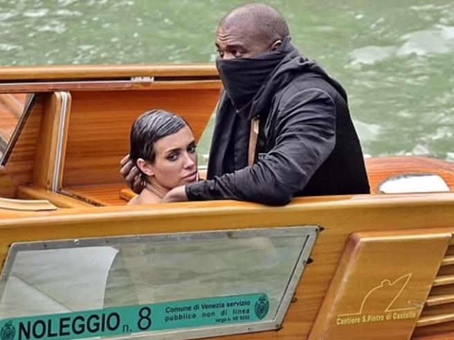 Kanye West e Kim Kardashian banditi dai motoscafi a Venezia per atti osceni