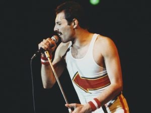 L'asta di tesori di Freddie Mercury: porta di villa, pianoforte e altri oggetti venduti a cifre straordinarie