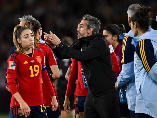 La Federcalcio spagnola si scusa e licenzia il ct della Nazionale femminile dopo il caso Rubiales