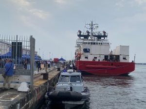 La nave Ocean Viking sbarca a Napoli 439 migranti salvati in mare, ma a Lampedusa continua l'emergenza