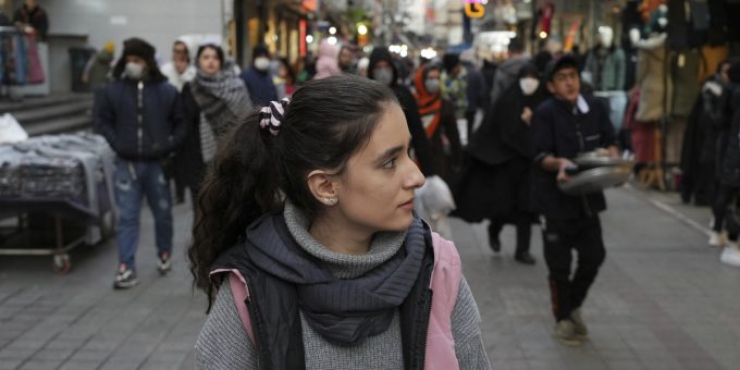 La polizia iraniana accusata di mettere in coma una sedicenne per l'assenza dell'hijab