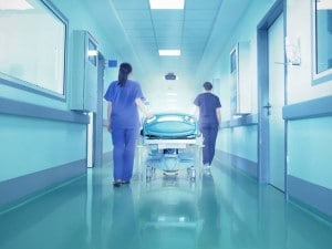 La sanità pubblica in Italia nel 2023: risorse inadeguate e alto numero di dimissioni dei medici