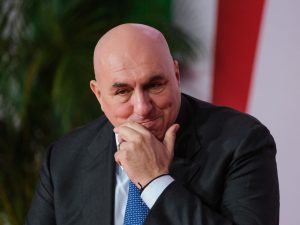 La spaccatura in FdI si allarga: Crosetto attaccato da centrodestra e opposizione, Donzelli difende il generale