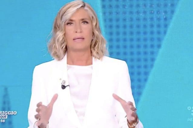 Myrta Merlino debutta a Pomeriggio 5 con successo, ma affronta l'ombra di Barbara D'Urso