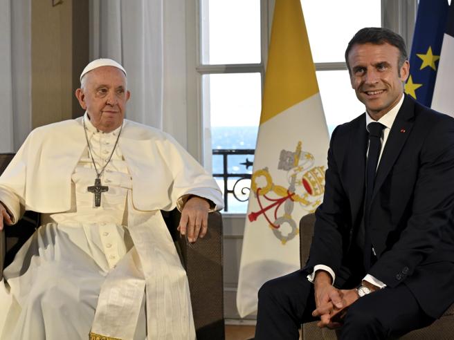 Papa Francesco omaggia Napolitano e scontrarsi con Macron