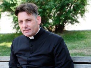 Prete antimafia e anti-spaccio attaccati: un grido di sfida alla criminalità a Roma