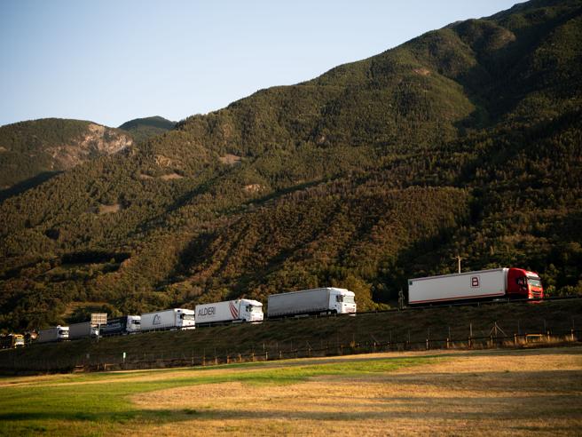 Problemi di traffico e chiusura traforo: disagi e preoccupazione per l'accesso all'Europa