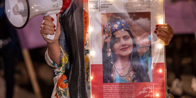 Proteste in Iran: Padre Mahsa Amini arrestato. Aumenta il sentimento anti-regime