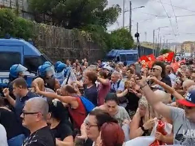 Proteste violente a Napoli contro la revoca del Reddito di cittadinanza