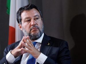 Puniti minori armati come adulti, ma evitare carcere: critica al decreto Caivano