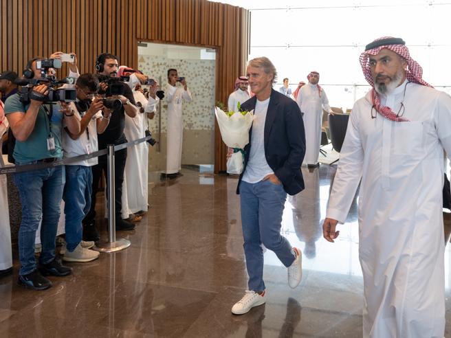 Roberto Mancini, nuovo ct dell'Arabia Saudita: polemiche, investimento calcistico e mistero sul salario