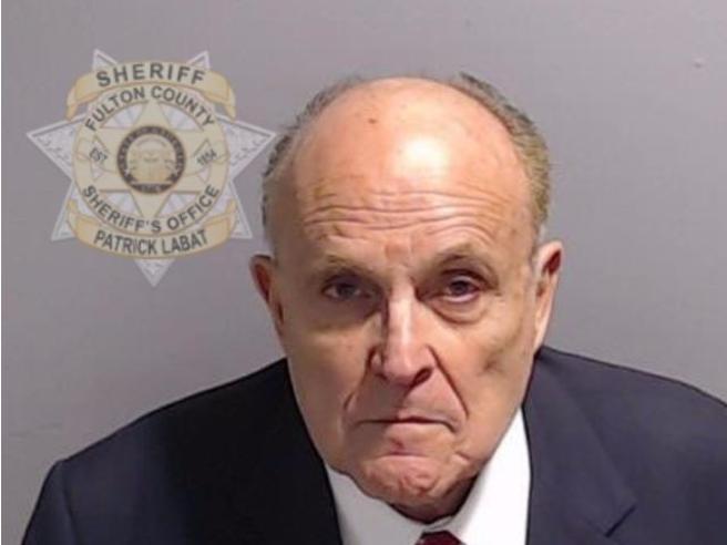 Rudy Giuliani si costituisce per l'assalto a Capitol Hill mentre Trump evita l'arresto