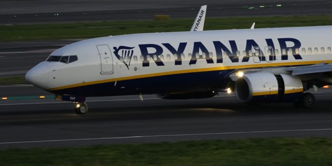Ryanair taglia voli per la Sardegna in segno di protesta contro il decreto sul caro voli
