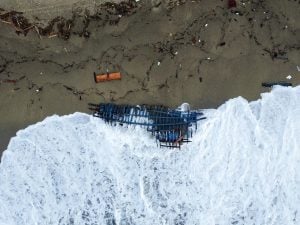 Scafisti di Cutro: giudizio immediato. Emergenza migranti, critiche all'UE. Richiesta respinta dai sindaci