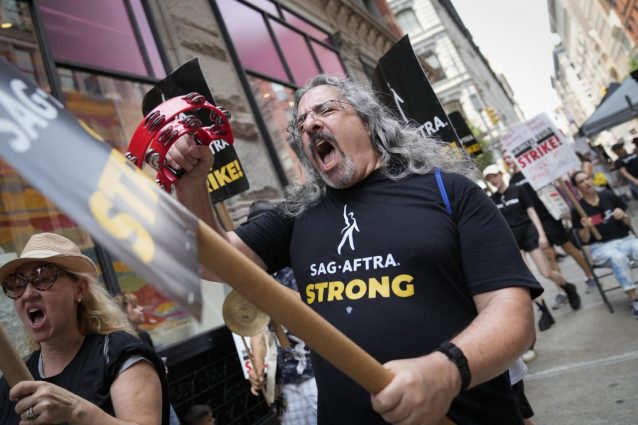 Sciopero Hollywood: Gli sceneggiatori raggiungono accordo, attori ancora fermi