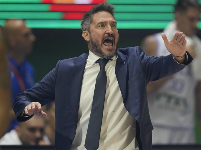 Sconfitta italiana ai Mondiali di basket 2023: Pozzecco espulso, una situazione difficile per la squadra