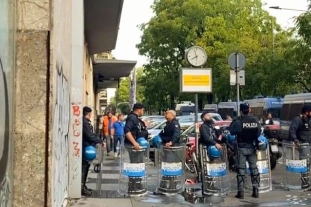 Studenti sgomberati dalla polizia dopo occupazione cinema per caro affitti