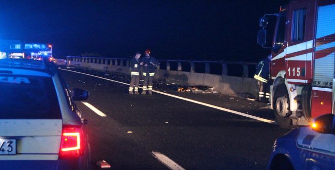 Tragedia autostradale vicino a Roma causa morte 2 autisti e ferisce 25 migranti