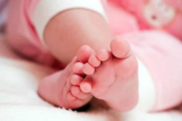 Tragedia familiare: la morte di Aurora per ustioni, fratellini in comunità, madre indagata