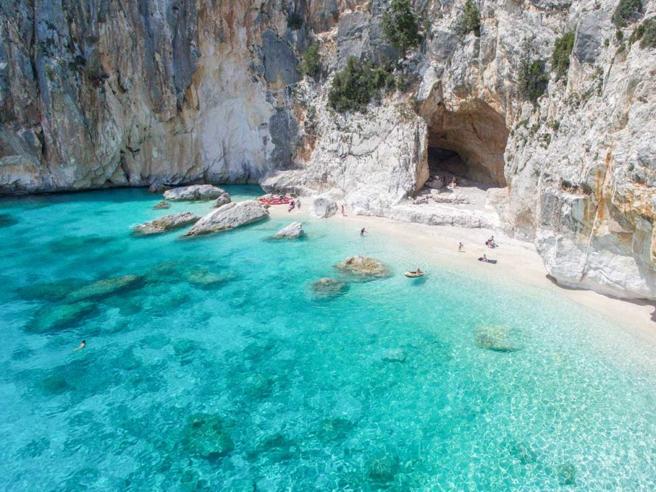 Tragedia in Sardegna, giovane turista muore sotto un albero caduto in zona pericolosa