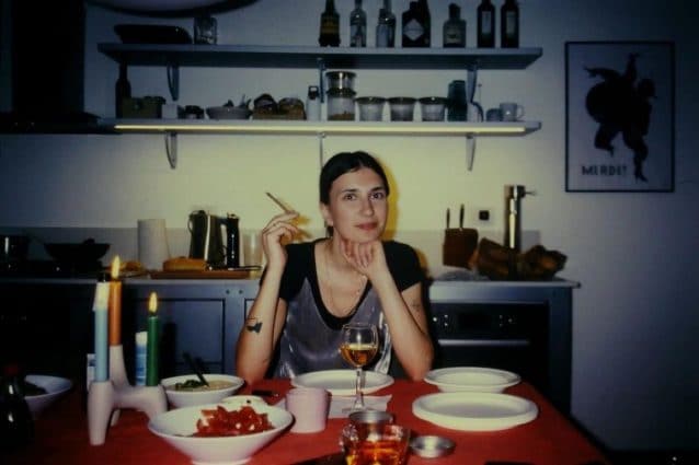 Tragico incidente a Milano: giovane ciclista travolta e uccisa da un camion, dibattito sulla sicurezza stradale