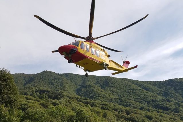 Tragitto tragico nella Valtellina: elicottero precipita a 1700 metri, tre feriti e indagini in corso