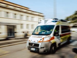 Uomo dà fuoco moglie a Pantelleria: grave incidente scuote comunità