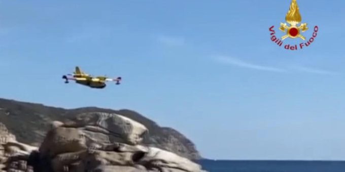 Vasto incendio sull'Isola d'Elba: 700 persone evacuate, 14 ettari di bosco divorati dal fuoco